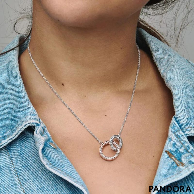 Ogrlica od čistog srebra Pandora logo isprepletani krug sa prozirnim kockastim cirkonima